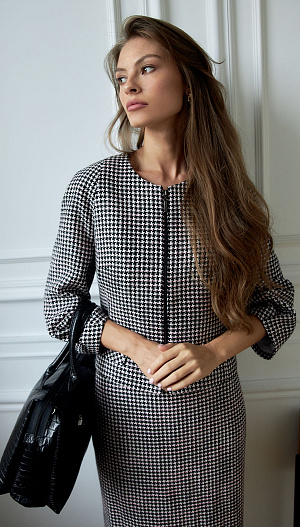 Костюм с юбкой черно-розовый